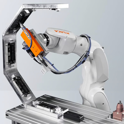 KUKA 코봇 KR 4 R600 픽 앤 플래시 머신으로 온로봇 그립퍼를 취급하기 위해