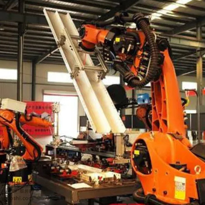 KUKA KR 210 R2700 엔진 조립을 위한 CNGBS 선형 가이드와 함께 산업용 로봇을 선택 및 배치