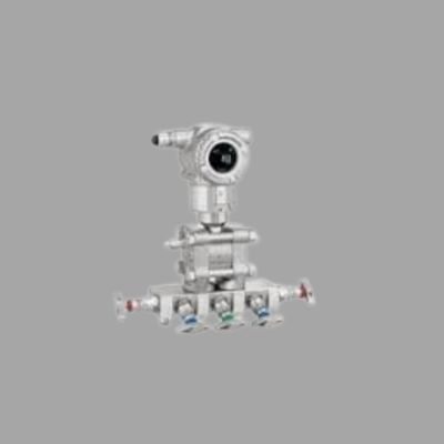 Endress+Hauser Proline Prowirl R 200 유량계 및 Deltabar PMD50 차압 트랜스미터가 장착된 압력/유량 제어 장치.