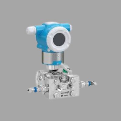 Endress+Hauser Proline Prowirl R 200 유량계 및 Deltabar PMD50 차압 트랜스미터가 장착된 압력/유량 제어 장치.