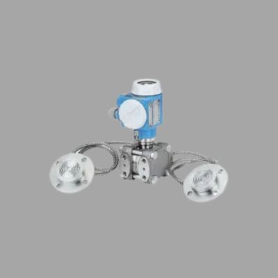 Endress+Hauser Proline Prowirl R200 유량계 및 Deltabar PMD78B 차압 트랜스미터가 장착된 유량 제어 밸브 어셈블리.