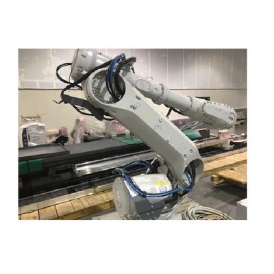 스폿 용접을 위한 용접기로서의 로봇 팔과 IRB6700-300/2.7 산업용 로봇